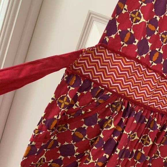 Simply Envogue pocketed apron with scalloped bottom.  See all photos - Picture 3 of 10